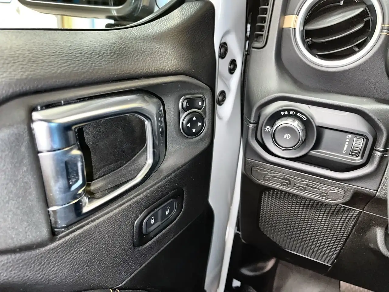 Jeep Wrangler снимка Jeep Wrangler