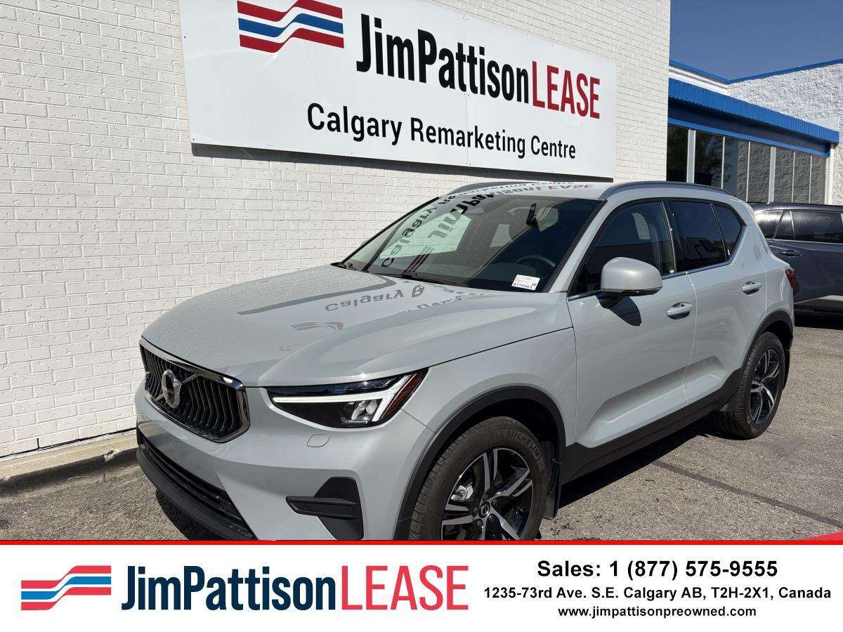 2025 Volvo XC40 B5 AWD Core Bright Theme