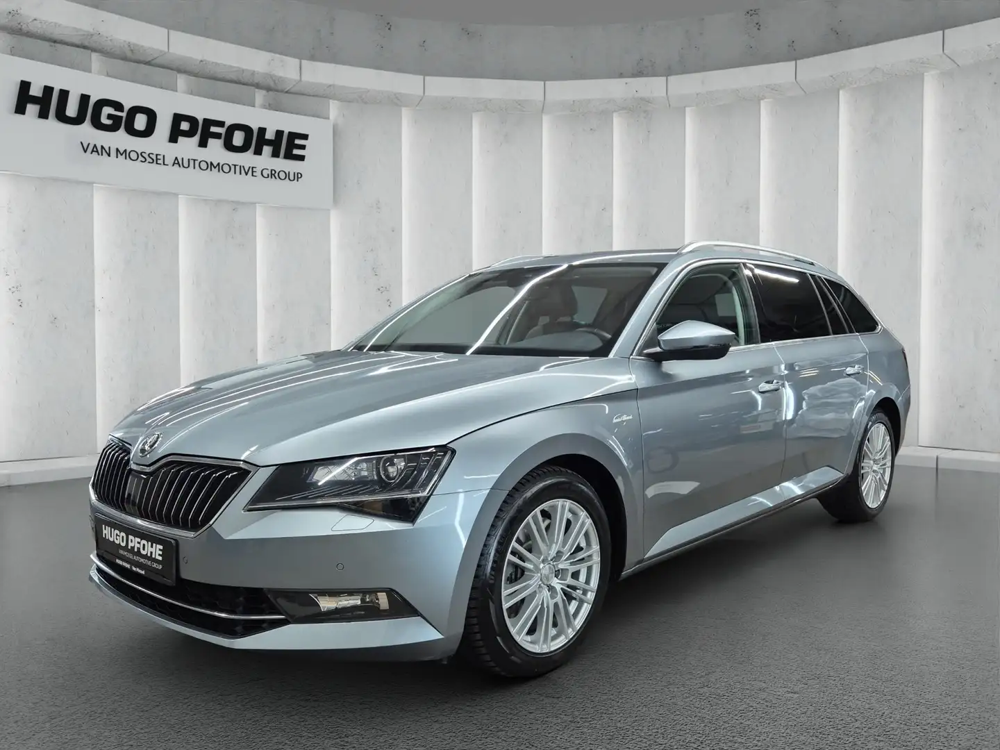 Skoda Superb Combi 2.0 TSI L&K 4x4 |Leder| Navi | Alu| Xenon | Grijs - 1