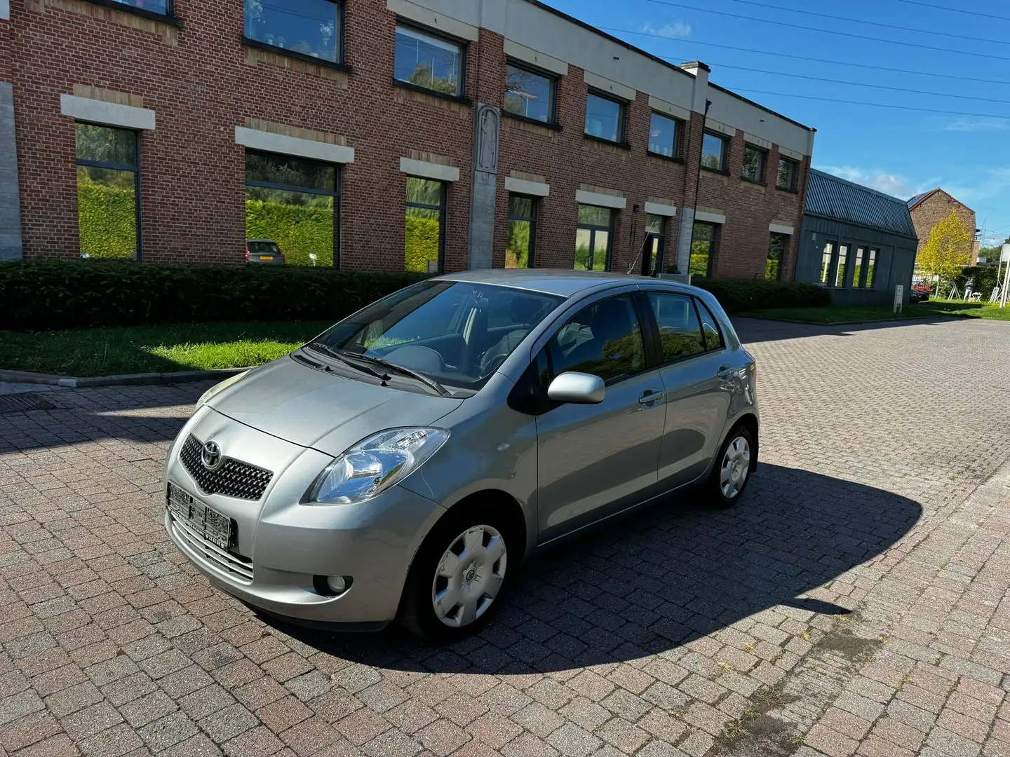 Toyota Yaris Yaris 1.3i VVT-i 16v AIRCO GPS CLIMATISÉ Argent - 1