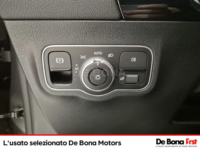 Mercedes-Benz GLA view 23