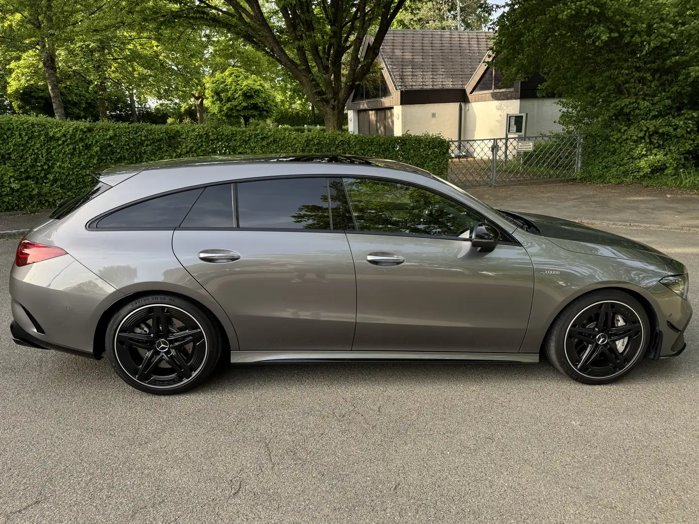 Mercedes-Benz CLA 35 AMG AMG CLA 35 4Matic Shooting B AMG Speedshift 8G-DCT Grau - 2