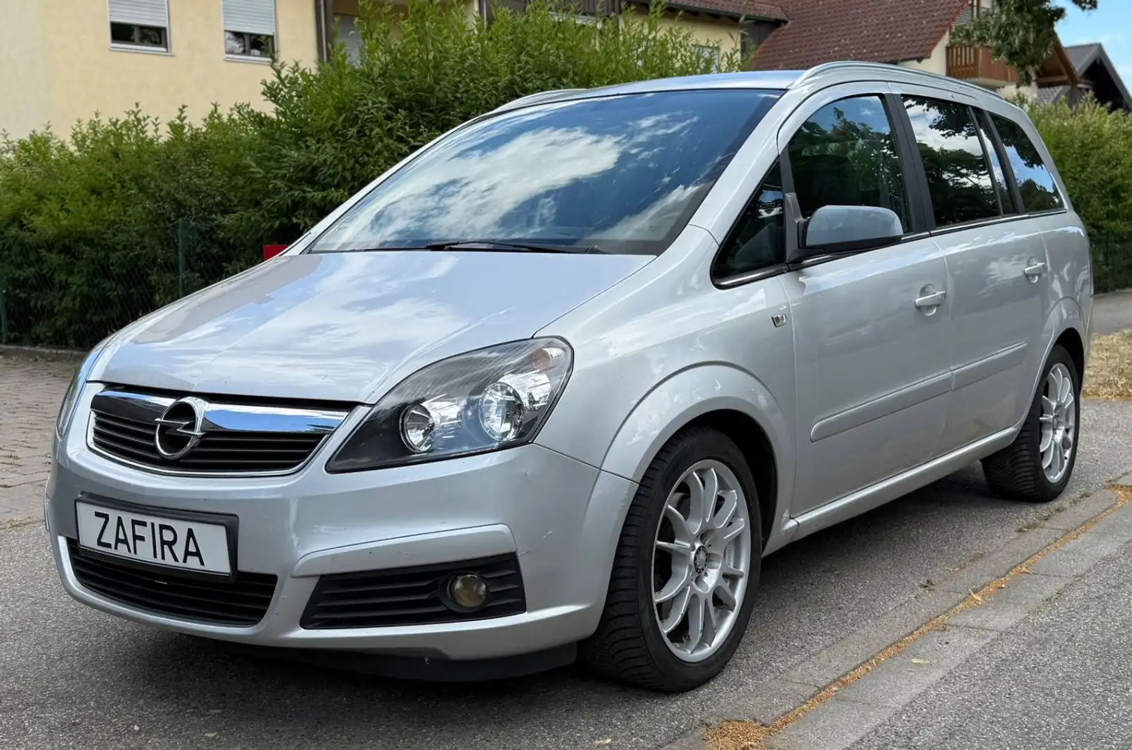 Opel Zafira B 2.2i Sport Automatik/ LEDER/TÜV 07.26 Silber - 2