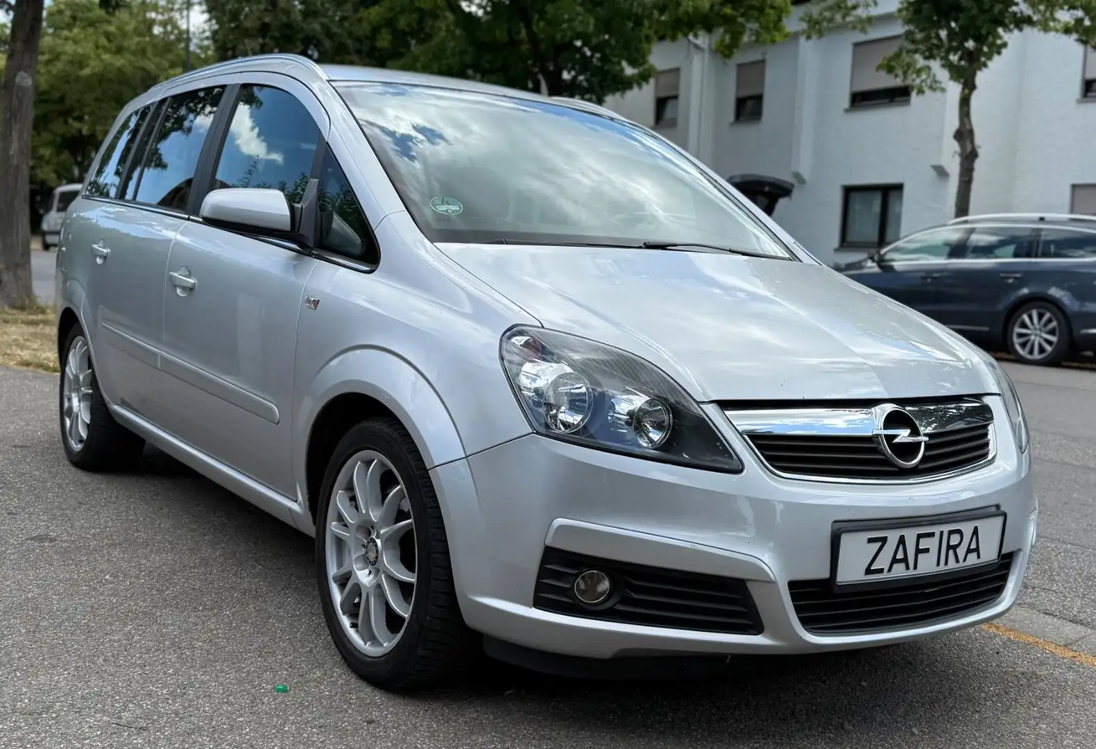 Opel Zafira B 2.2i Sport Automatik/ LEDER/TÜV 07.26 Silber - 1