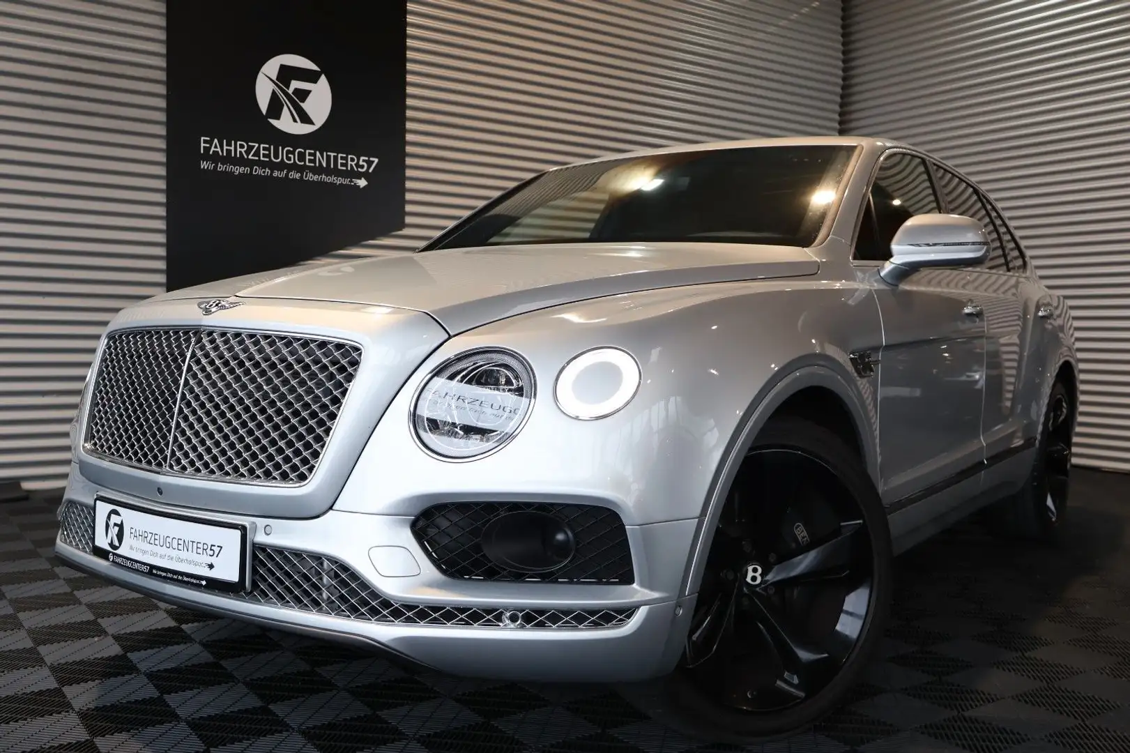 Bentley Bentayga 6.0 W12 4WD/SOFTCLOSE/PANO/LED/MASSAGE Silber - 1