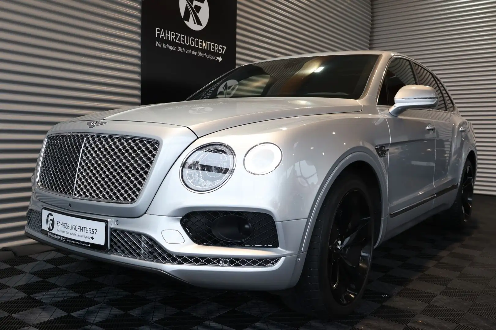Bentley Bentayga 6.0 W12 4WD/SOFTCLOSE/PANO/LED/MASSAGE Silber - 2