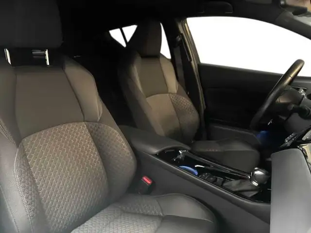 Toyota C-HR view 16