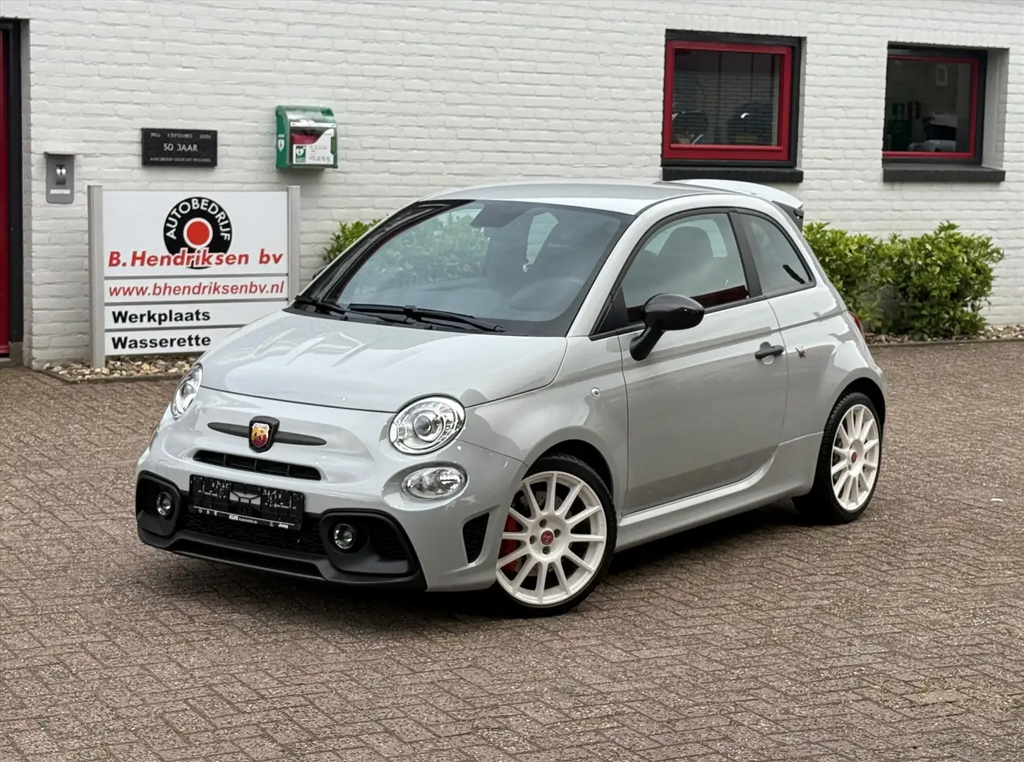 Abarth 695 Essesse/ Sperdifferentieel/ Carbon pakket/ Akrapov Grau - 1