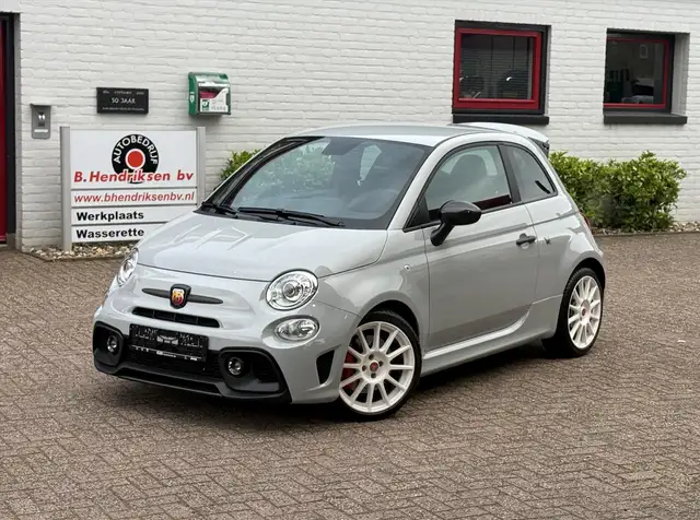 Abarth 695 Essesse/ Sperdifferentieel/ Carbon pakket/ Akrapov