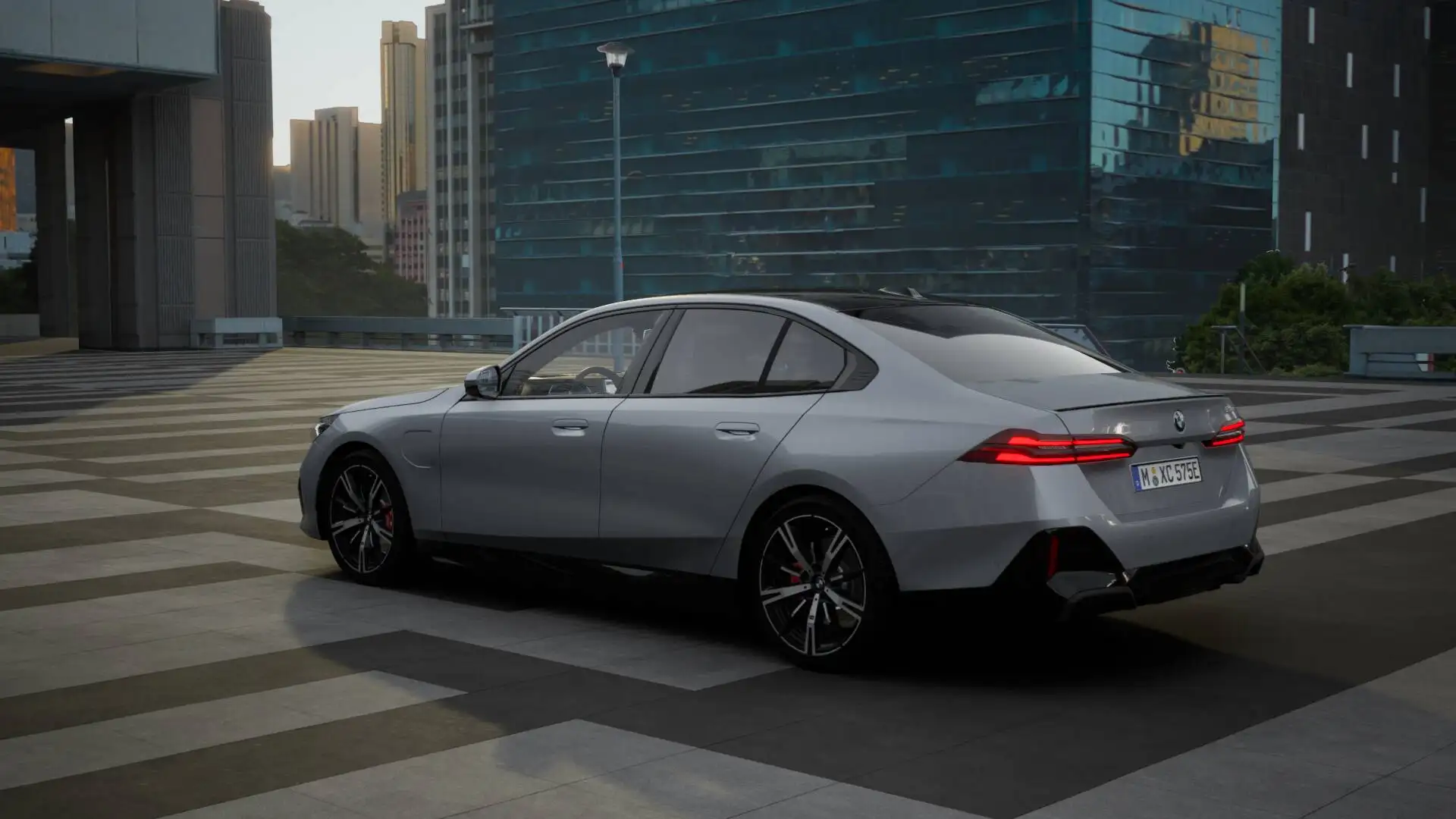 BMW 530 5 Serie 530e M Sport Automaat / Panoramadak / Bowe Grijs - 2