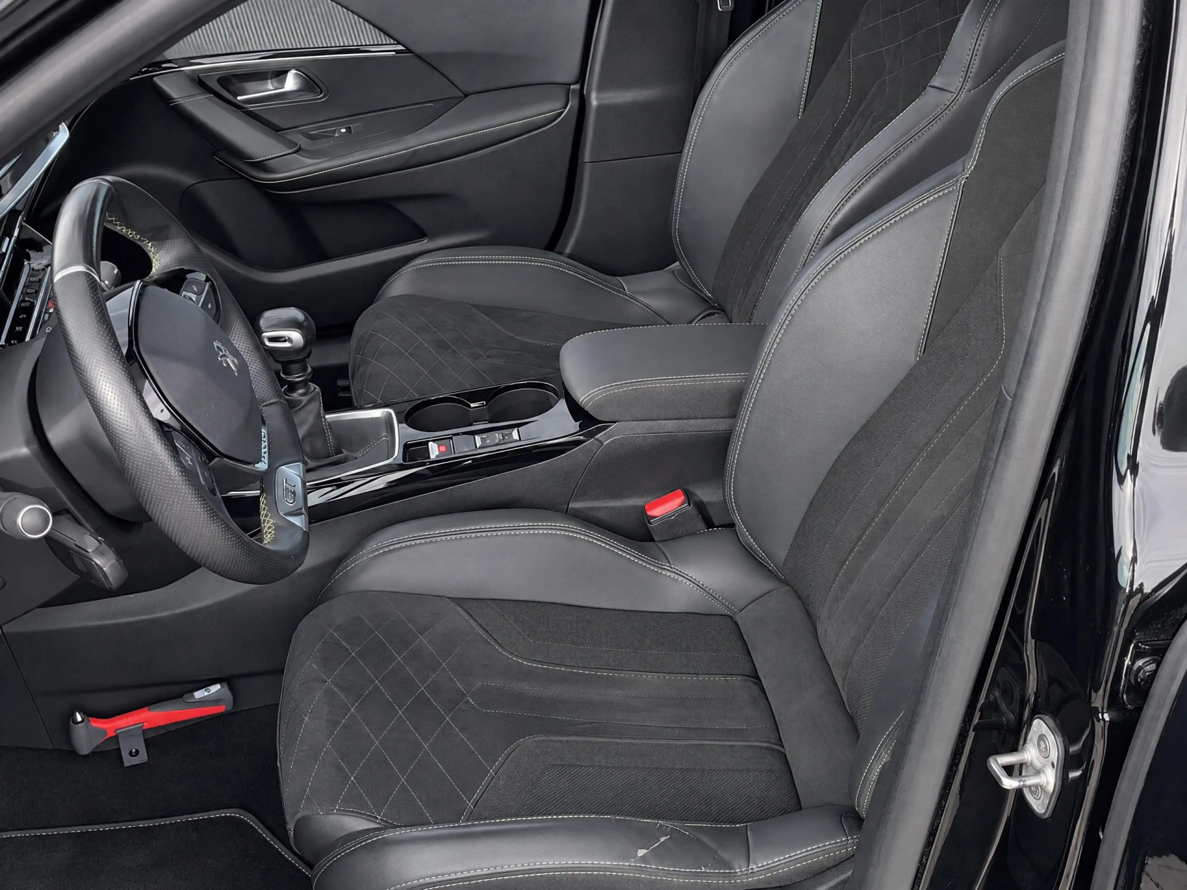 Peugeot 2008 1.2 PureTech GT Pack — photo 14