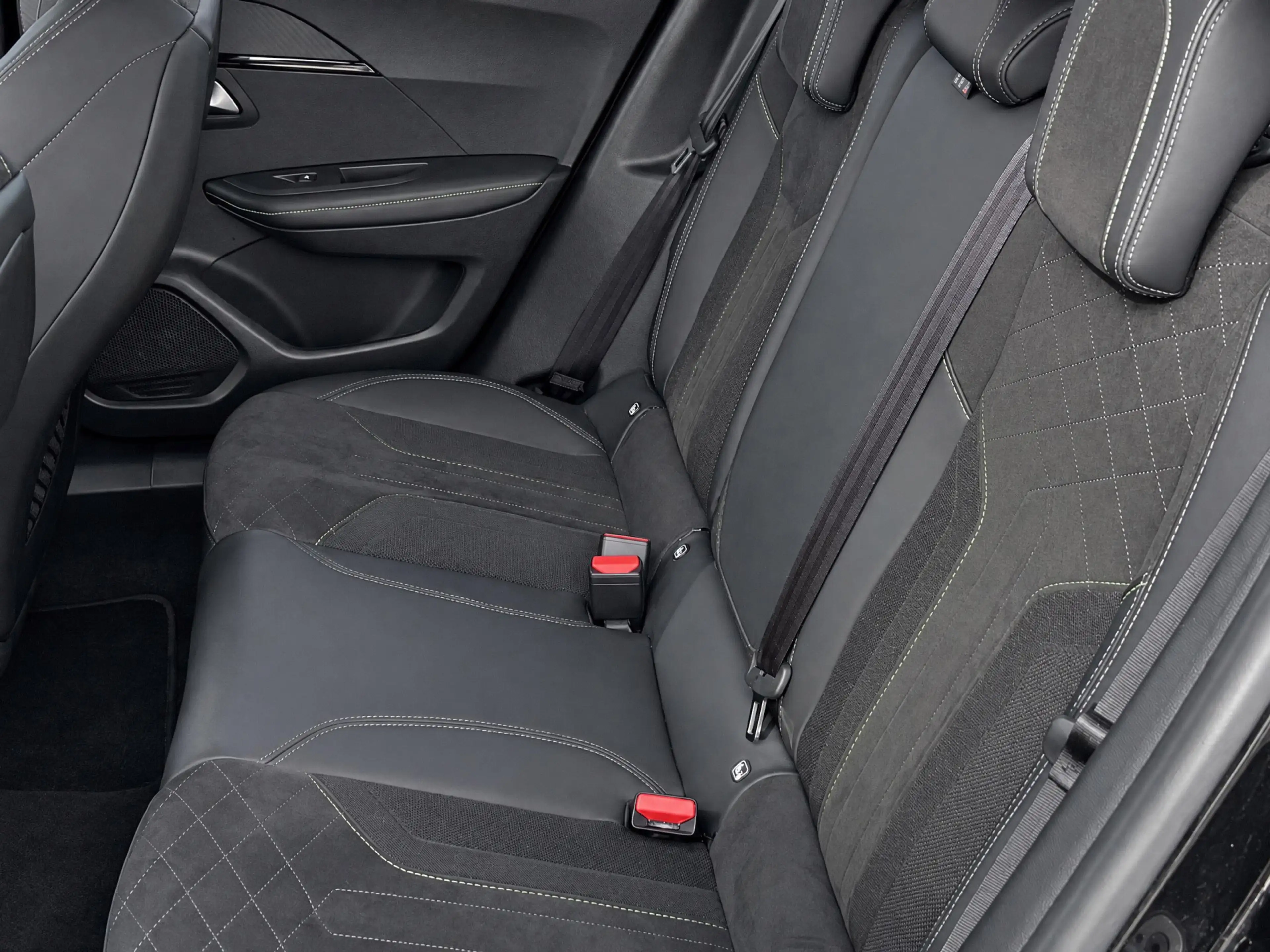 Peugeot 2008 1.2 PureTech GT Pack — photo 15