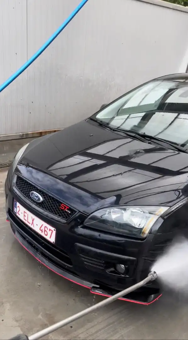 Ford Focus 2.0i 16v Ghia Zwart - 1