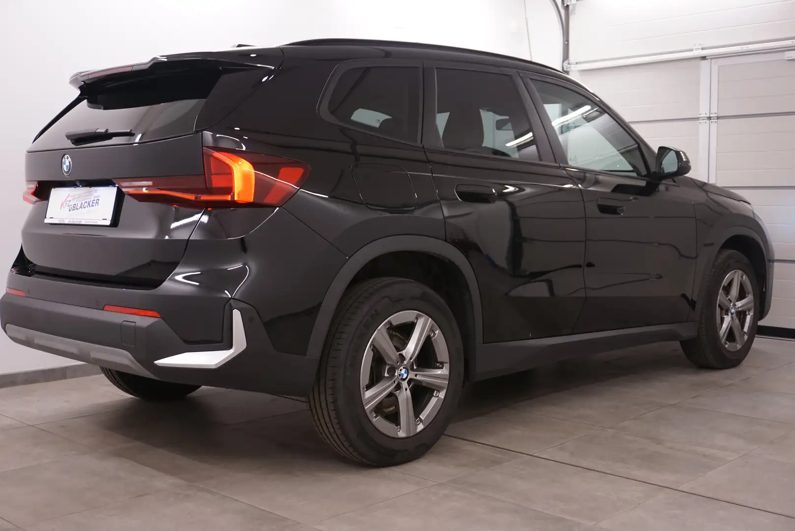 BMW X1 sDrive 18 d // Rückfahrkamera // Automatik // Schwarz - 2