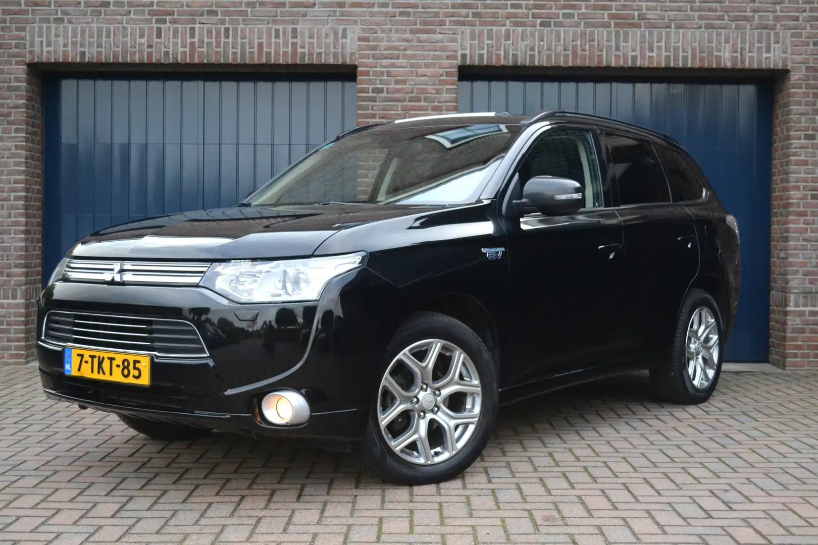 Mitsubishi Outlander 2.0 PHEV Instyle | Keyless | Camera | Dealer onder Noir - 1