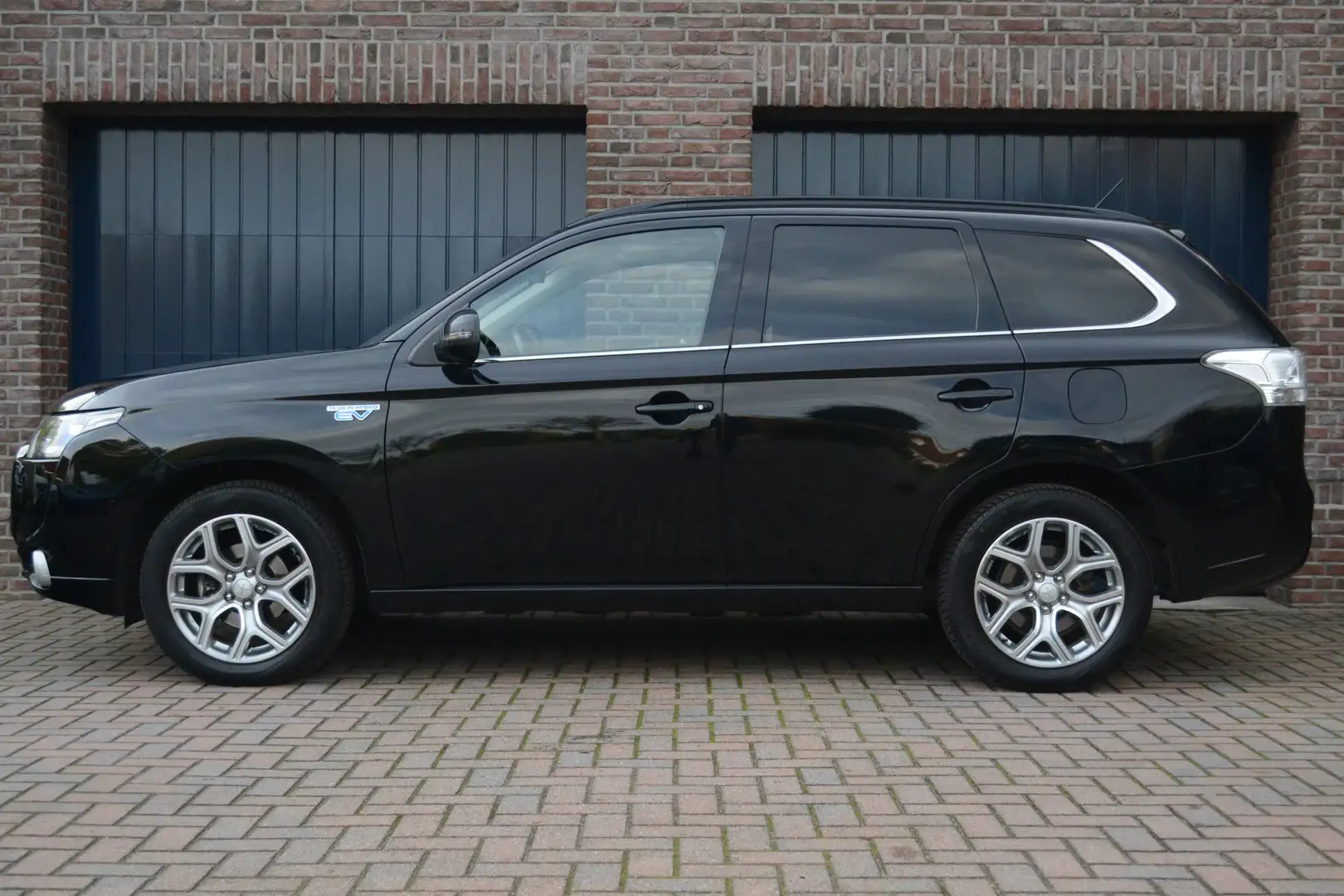 Mitsubishi Outlander 2.0 PHEV Instyle | Keyless | Camera | Dealer onder Noir - 2
