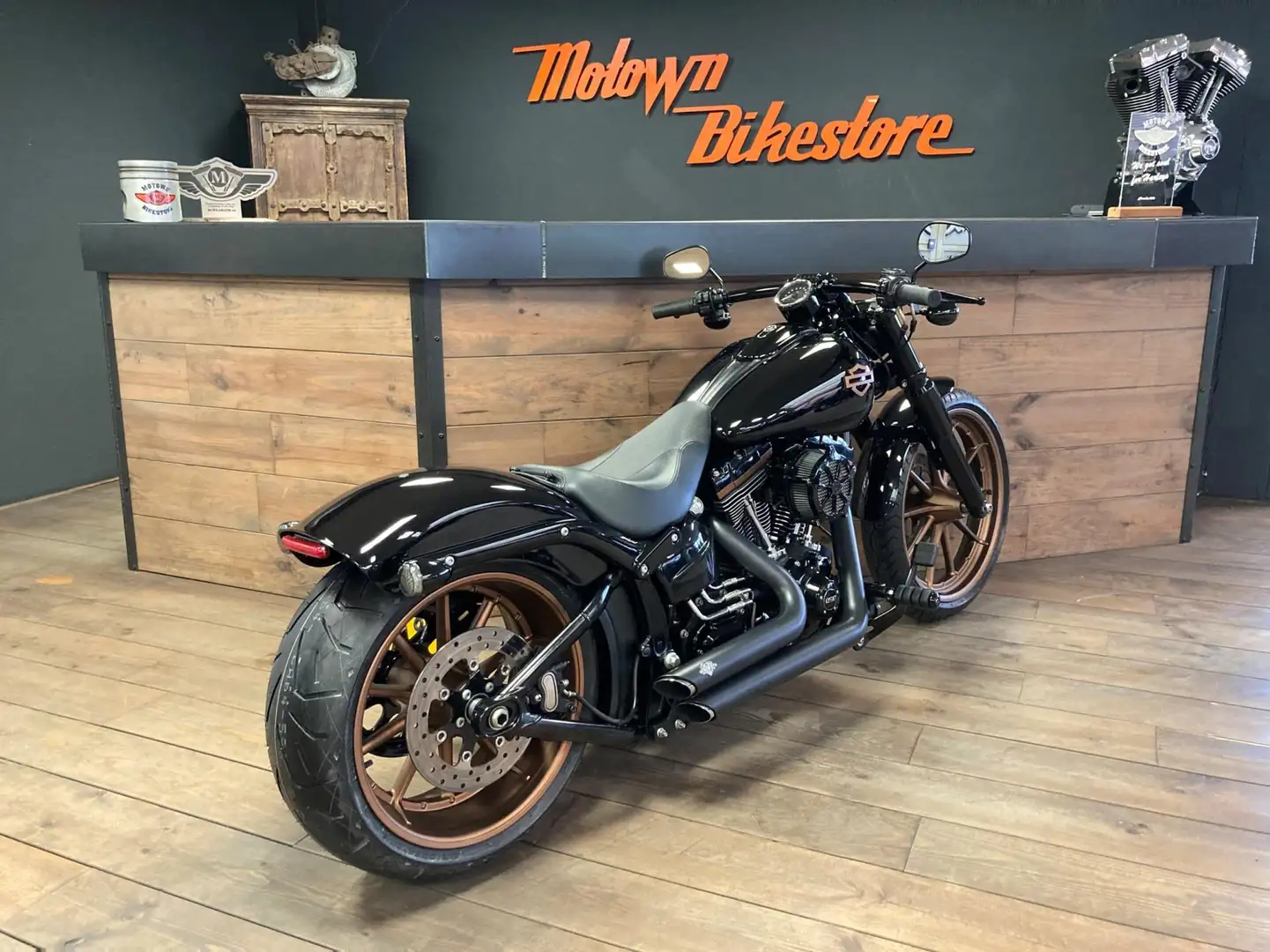Harley-Davidson Breakout FXSB 103Ci Black & Gold Edition Custom Made Černá - 2