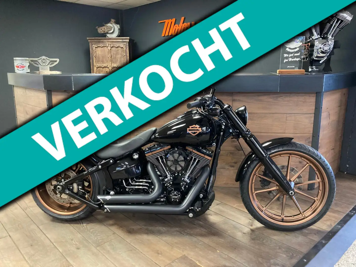 Harley-Davidson Breakout FXSB 103Ci Black & Gold Edition Custom Made Černá - 1