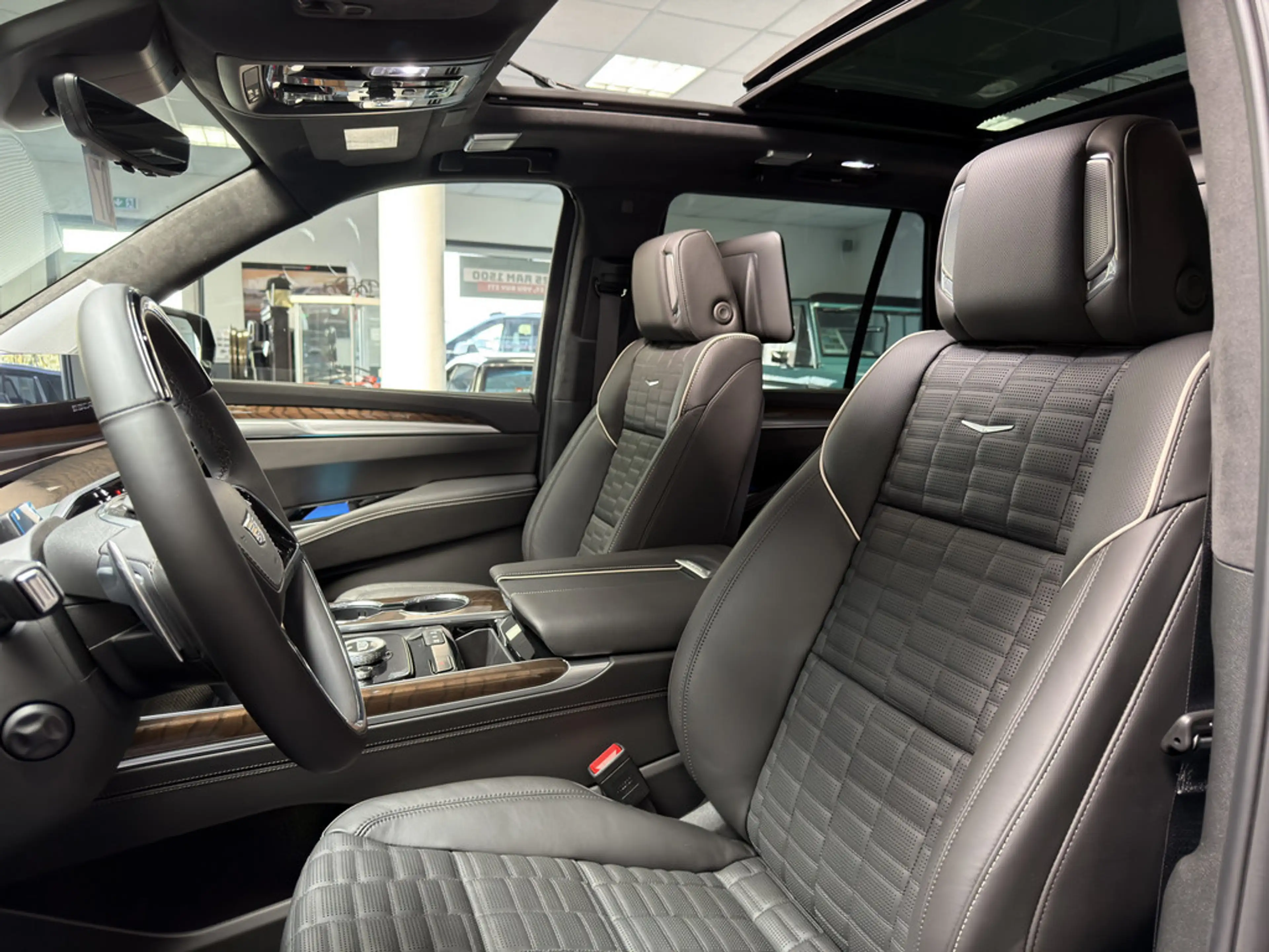 Cadillac Escalade Sport Platinum Black SUV 2026 24"Chauffeurs-Paket — photo 15