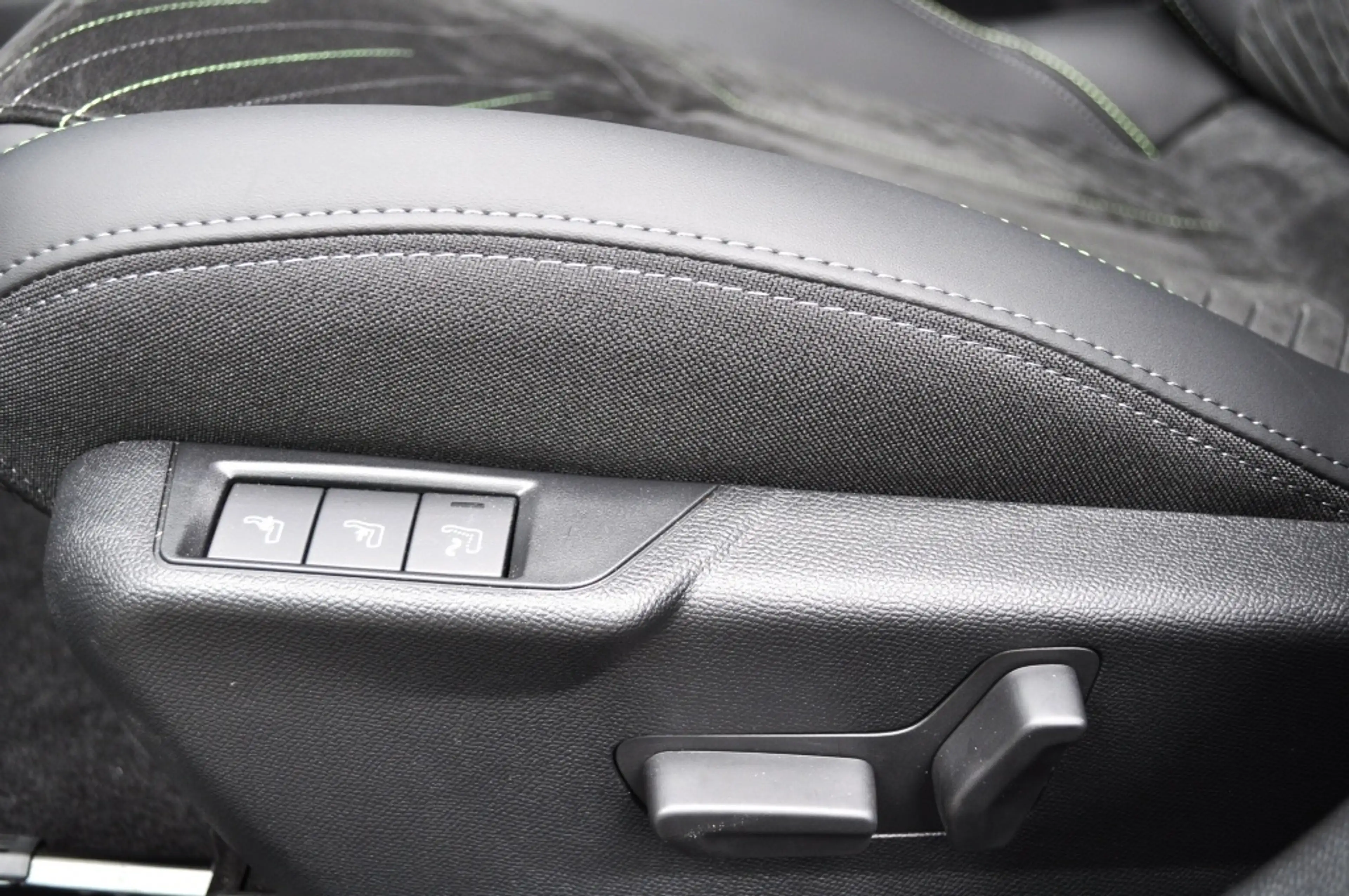Peugeot e-208 GT 51 kWh elek stoel+verw+mass navi adcrc Cam v+a — photo 11