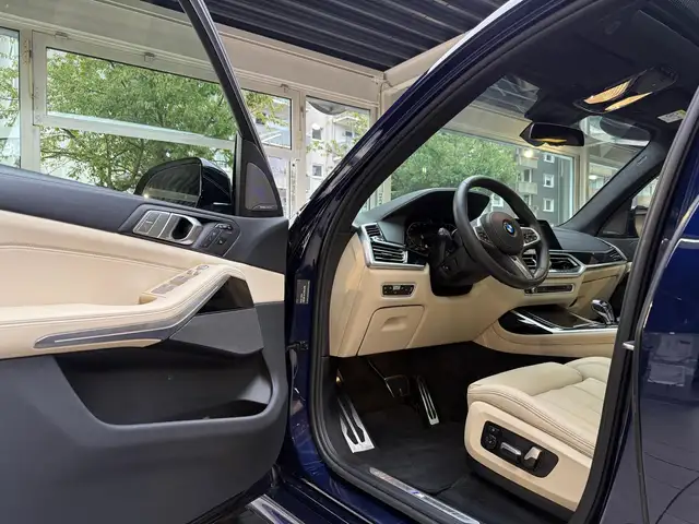 BMW X7 view 9
