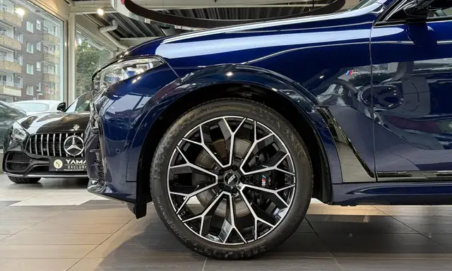 BMW X7 view 2