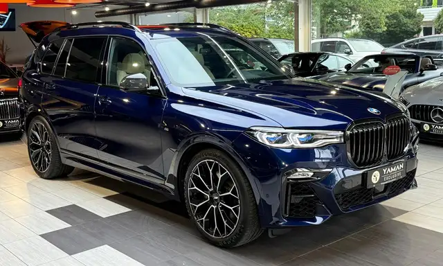 BMW X7 view 4