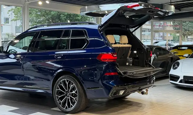BMW X7 view 8