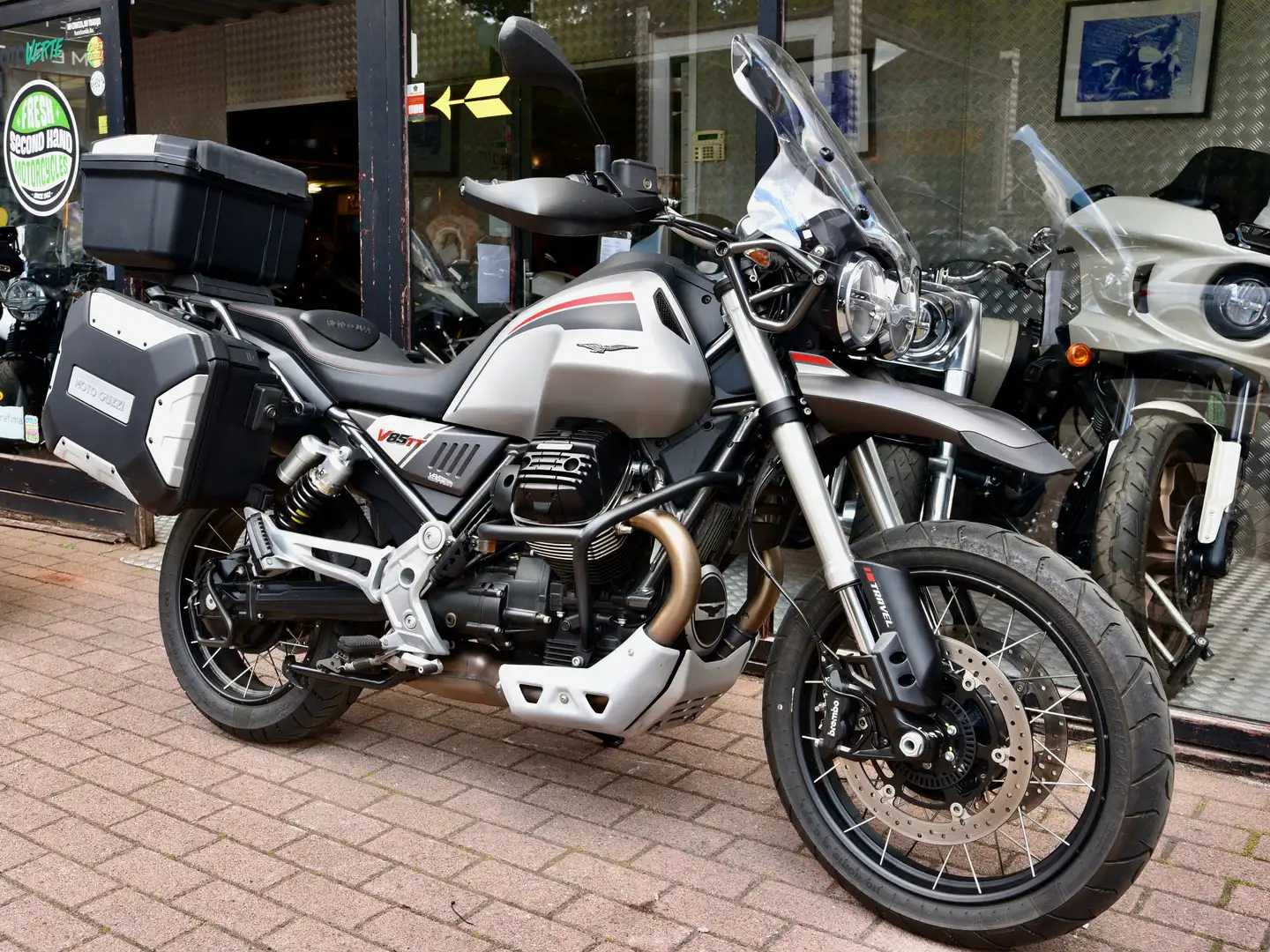 Moto Guzzi V 85 Travel - 1