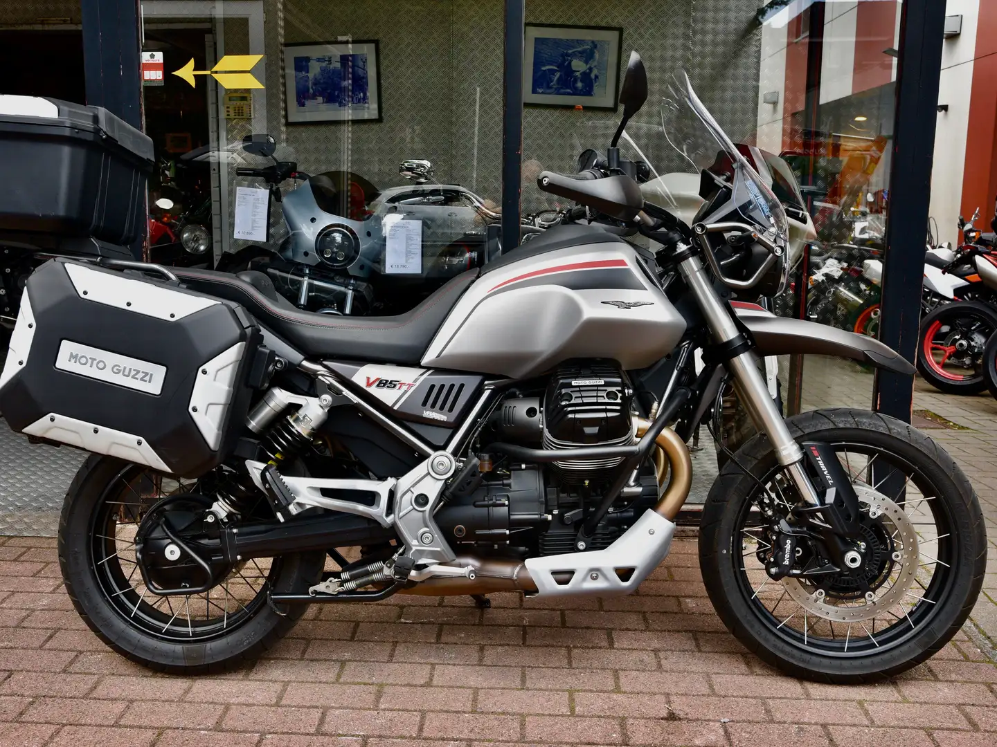 Moto Guzzi V 85 Travel - 2