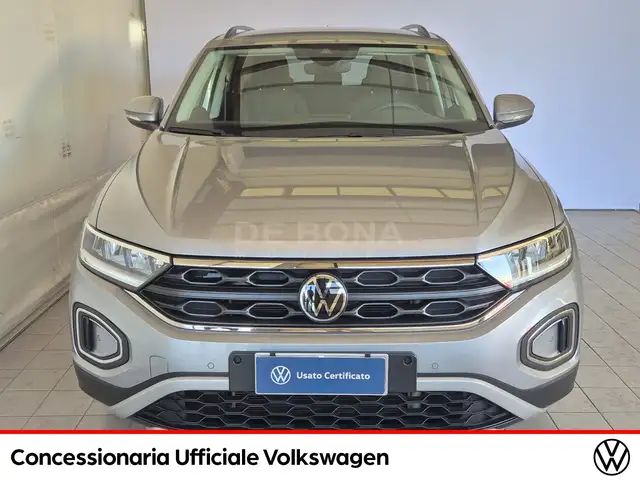 Volkswagen T-Roc view 3