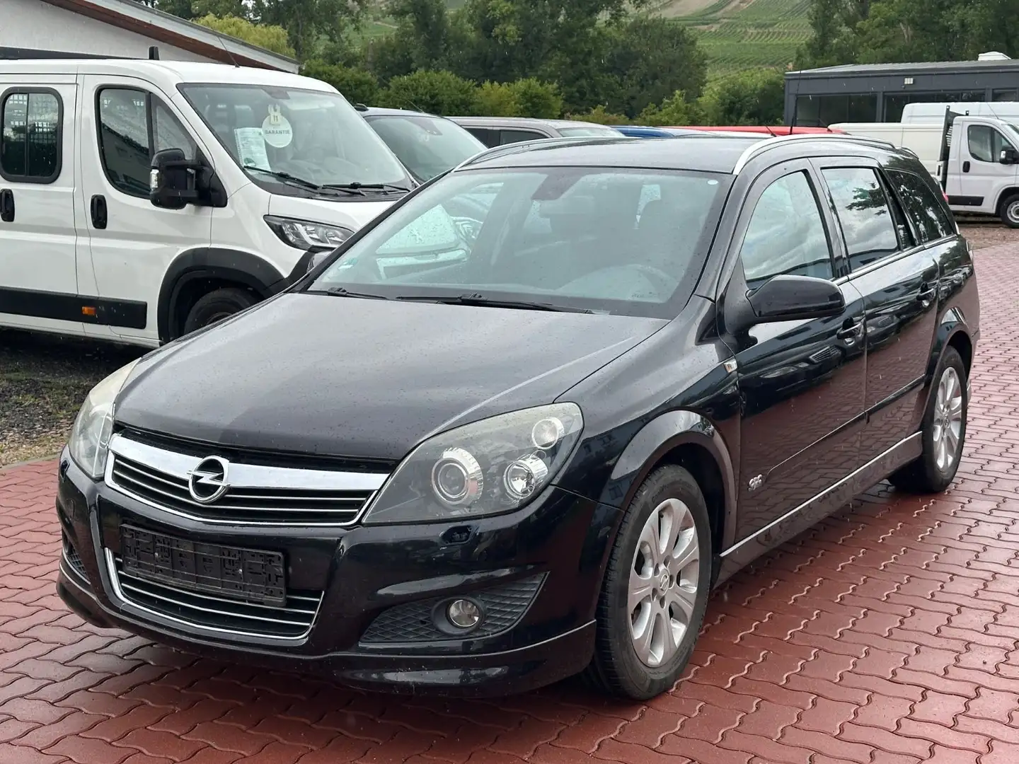 Opel Astra 1.8Innovation*Klima*Xenon*Tempomat*AHK*SHZ Schwarz - 1