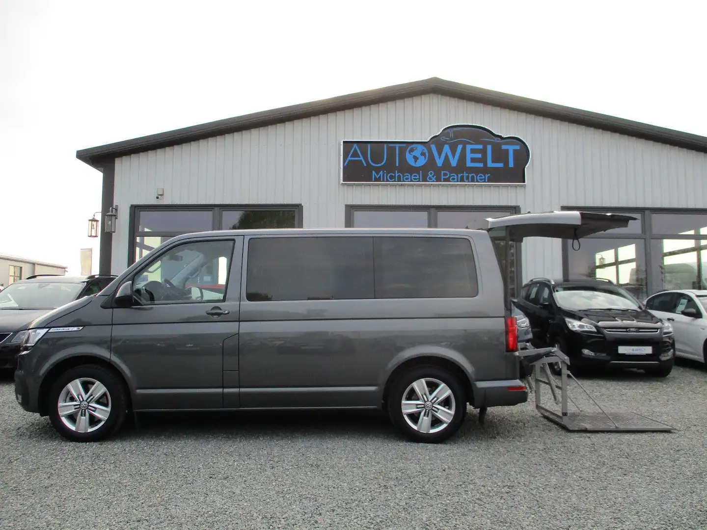 Volkswagen T6 Caravelle 2.0 TDI DSG NAV APP ACC mit RAMPE Grau - 2
