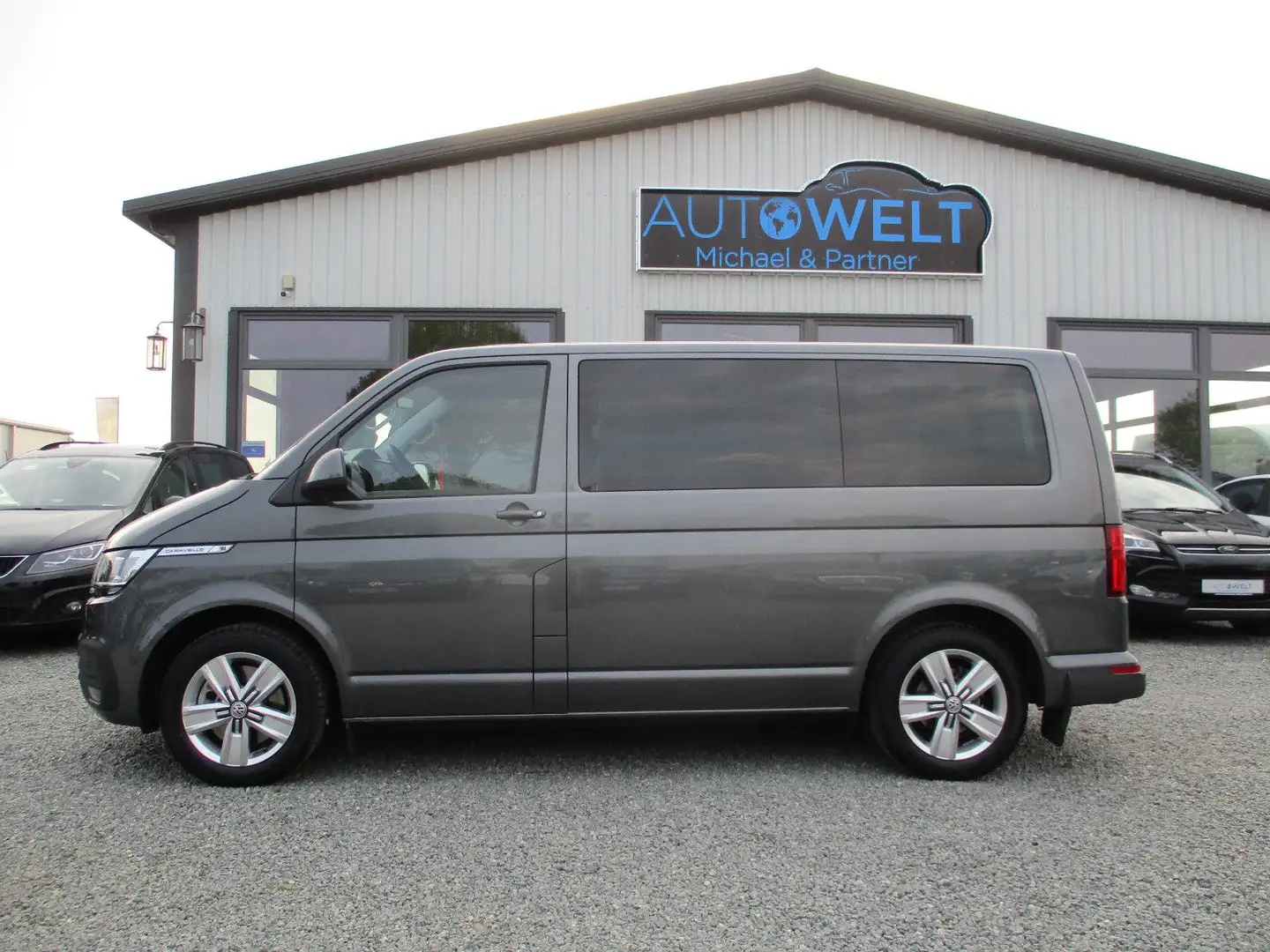 Volkswagen T6 Caravelle 2.0 TDI DSG NAV APP ACC mit RAMPE Grau - 1