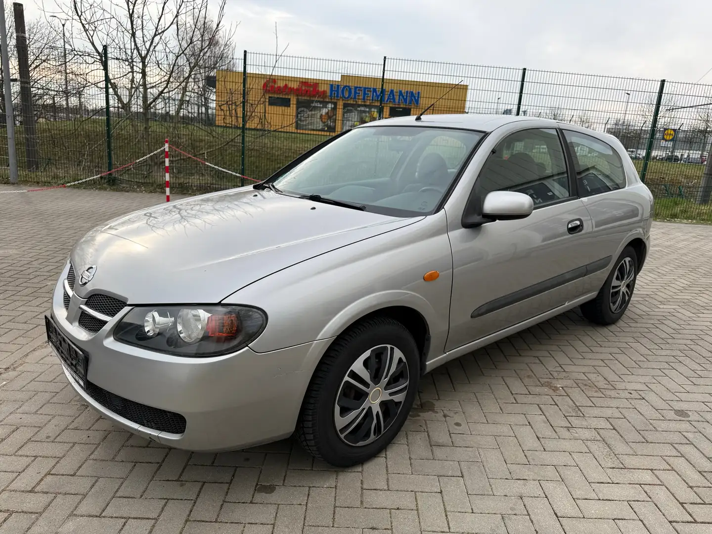 Nissan Almera Almera KLIMAAUTOMATIK-STANDHEIZUNG-TÜV 11/2027 Plateado - 1