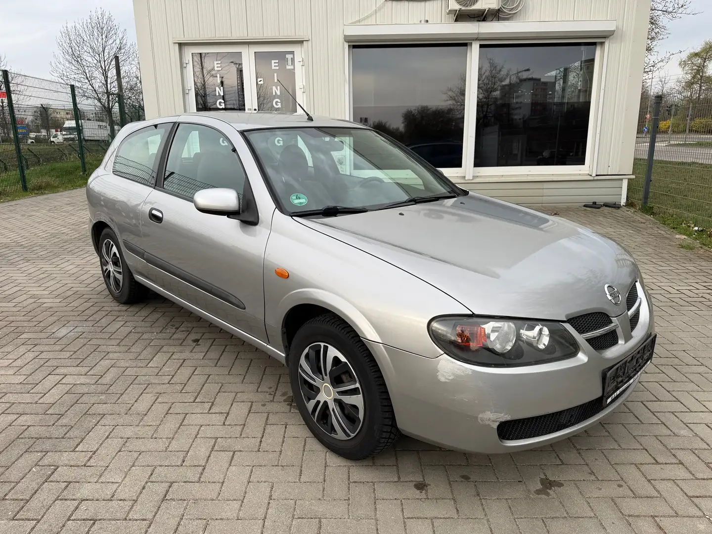 Nissan Almera Almera KLIMAAUTOMATIK-STANDHEIZUNG-TÜV 11/2027 Plateado - 2