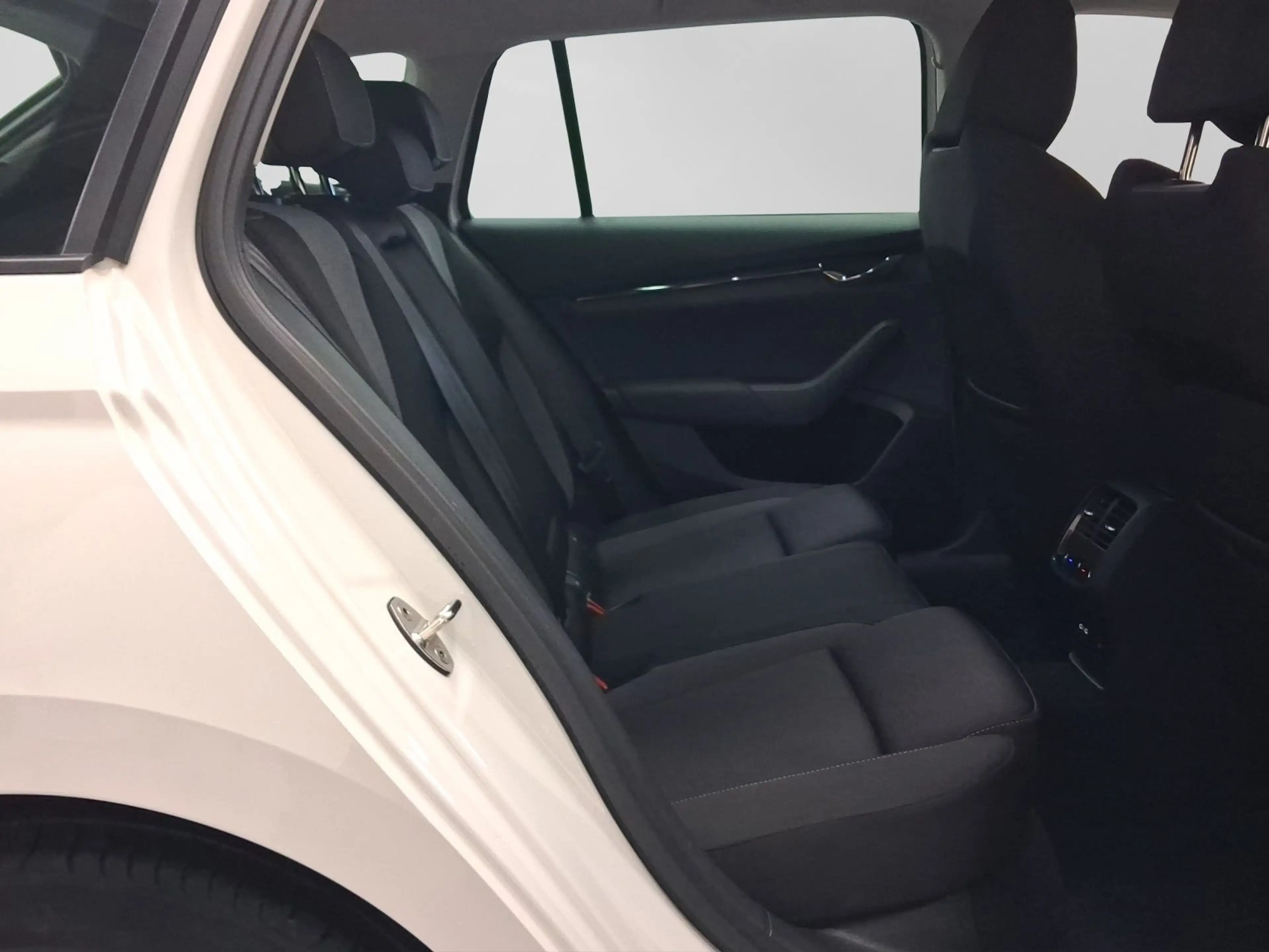 Skoda Octavia Combi 2.0 TDI DSG TOUR LED NAVI AHK — photo 6