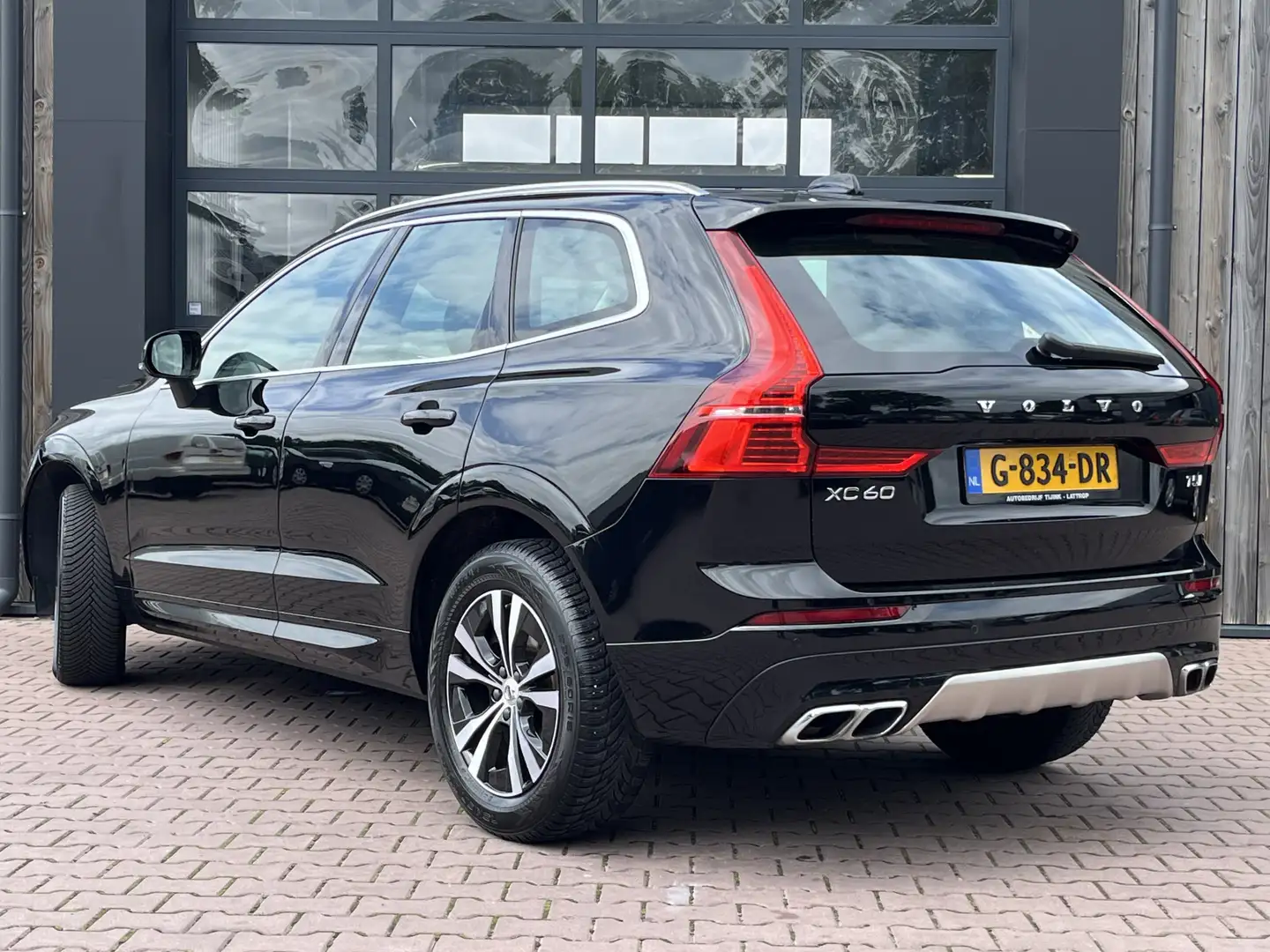 Volvo XC60 2.0 T5 Momentum Pro | ACC | Leder | Trekhaak | Pan Zwart - 2