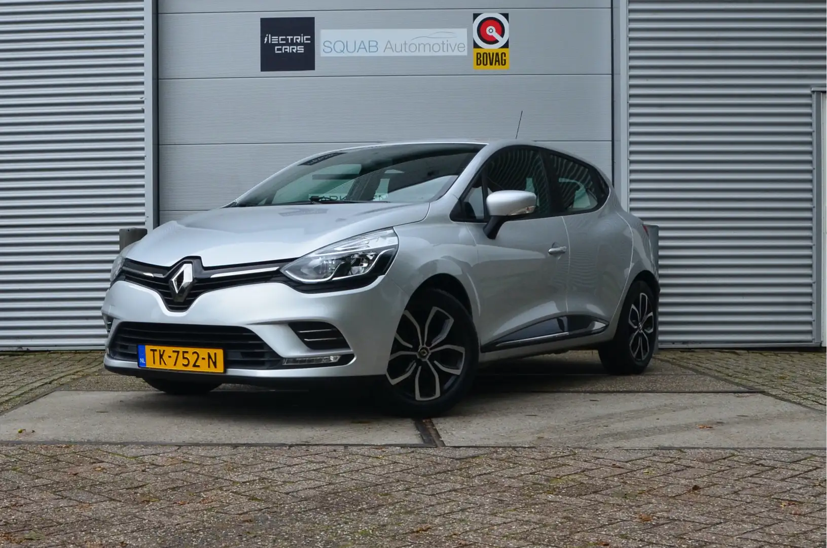 Renault Clio 0.9 TCe Zen 16" aluminium velgen met nw voorbanden Grijs - 1