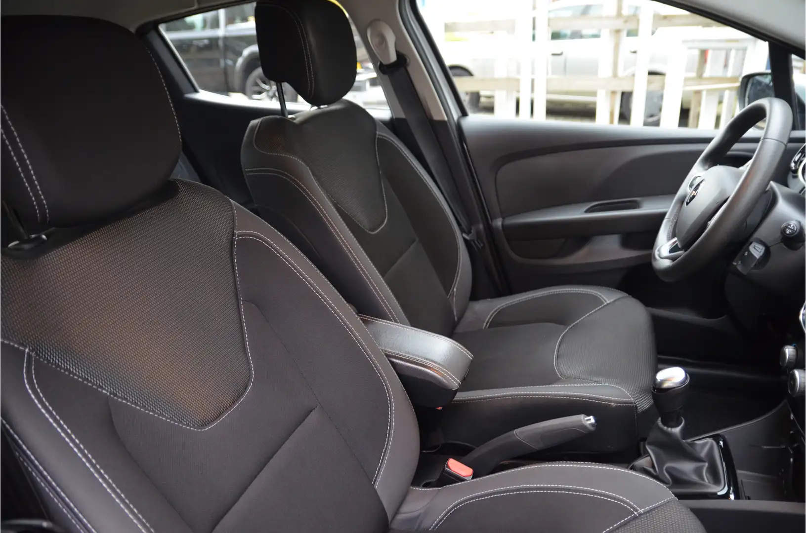 Renault Clio 0.9 TCe Zen 16" aluminium velgen met nw voorbanden Grijs - 2
