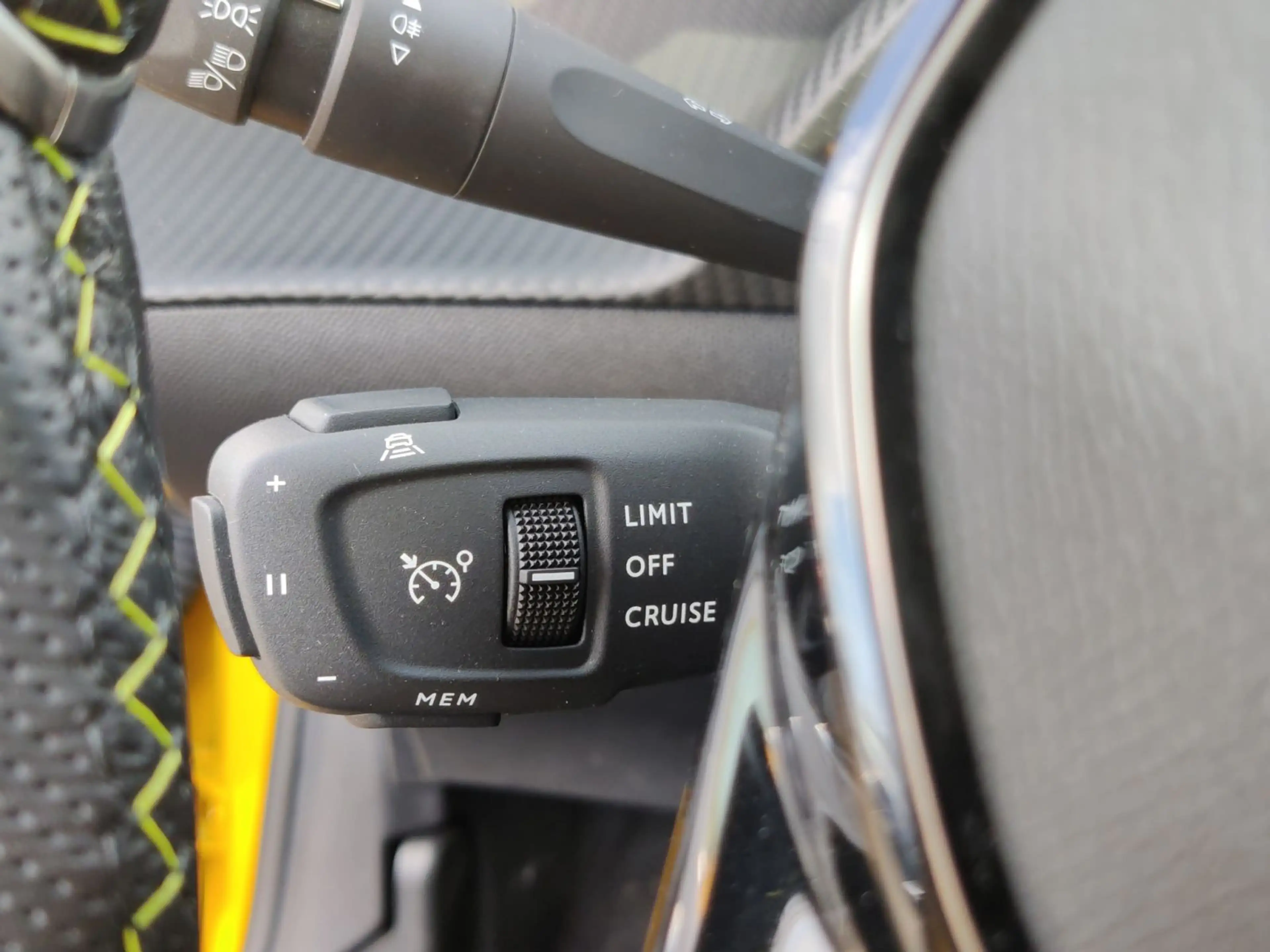 Peugeot 208 E-208 GT PACK — photo 14