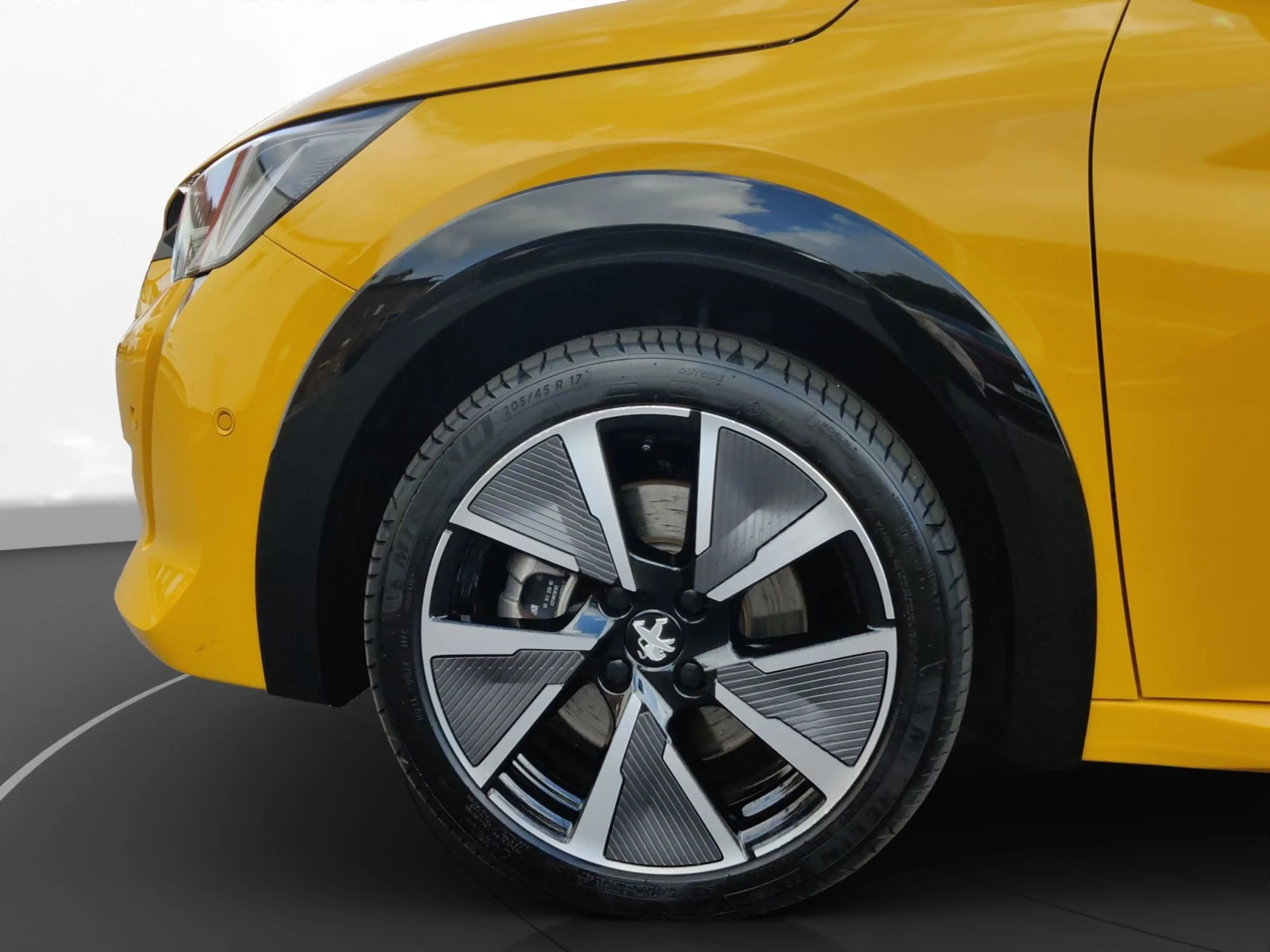 Peugeot 208 E-208 GT PACK — photo 11