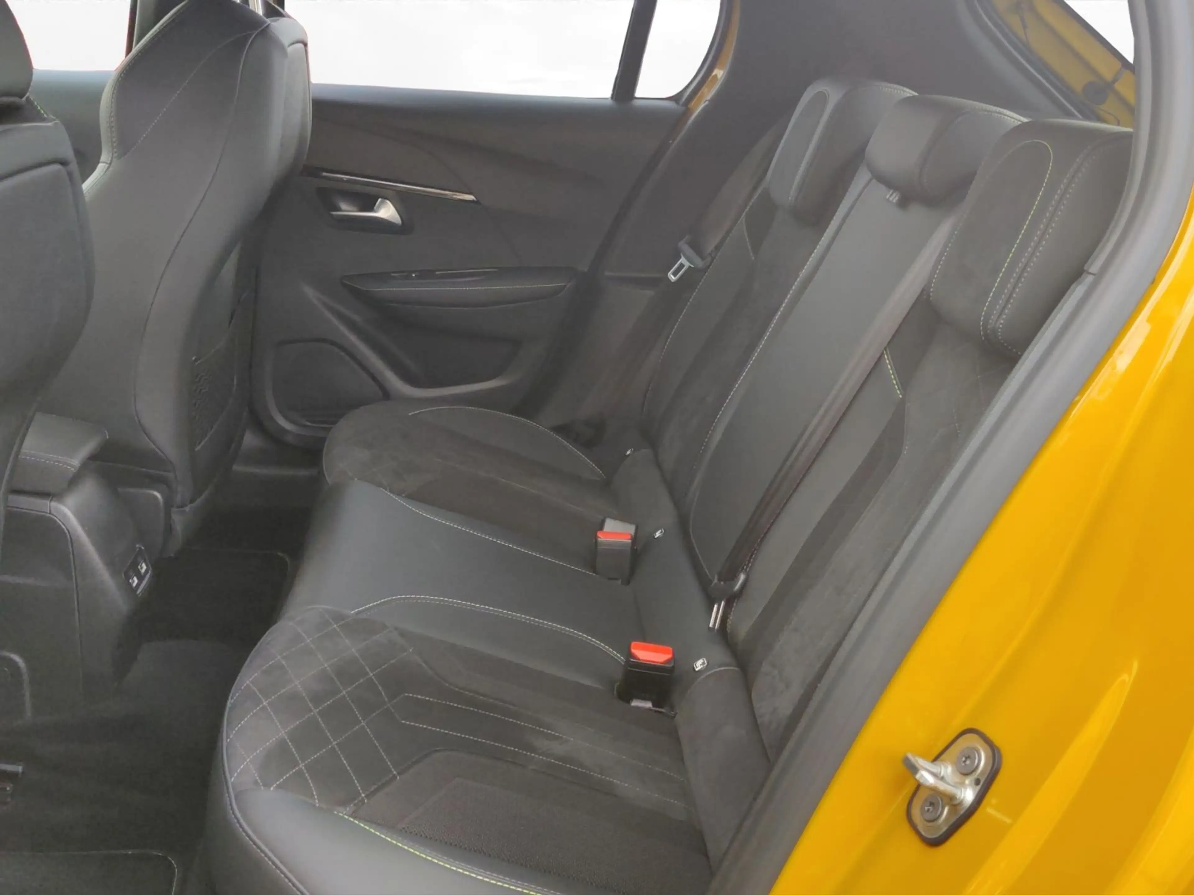 Peugeot 208 E-208 GT PACK — photo 10