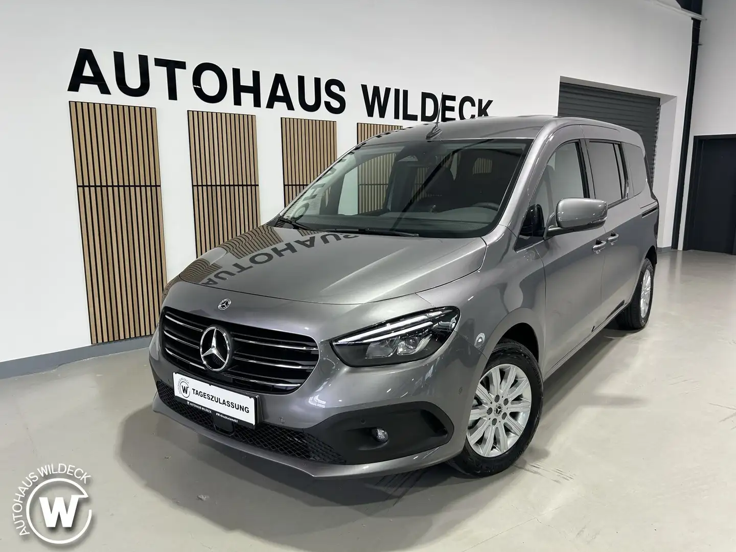 Mercedes-Benz T180 lang Progre. Navi Leder LED RFK 7-Sitzer BC Gris - 2