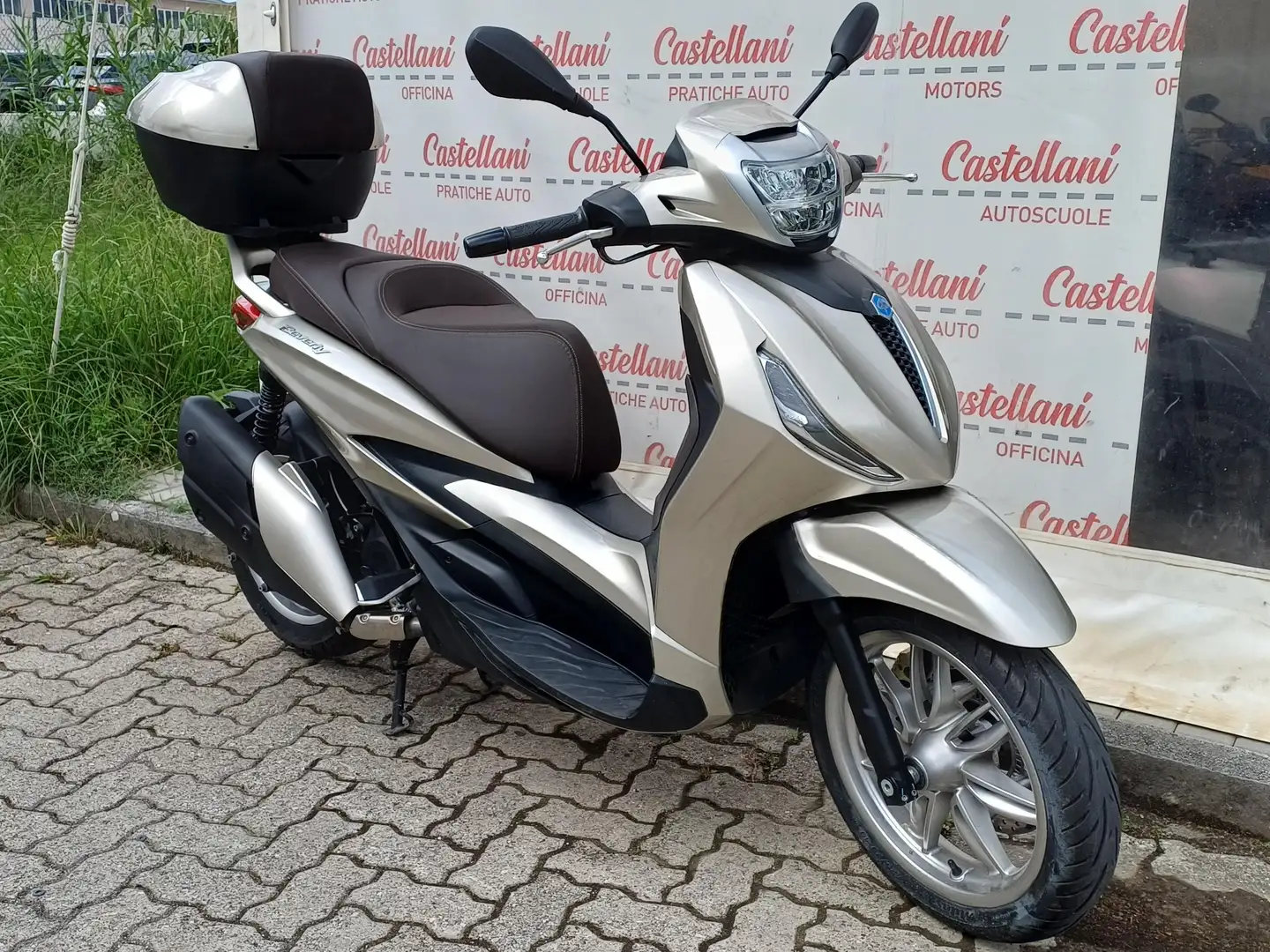 Piaggio Beverly 400 BEVERLY 400 HPE ANNO 2023 9.400 KM Beige - 1