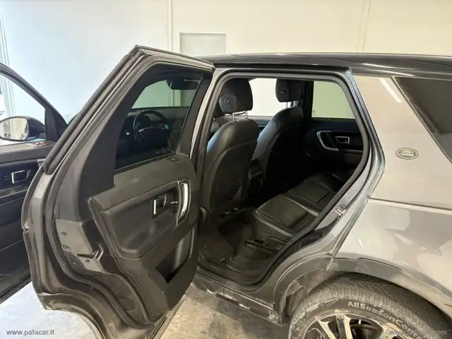 Land Rover Discovery Sport view 8