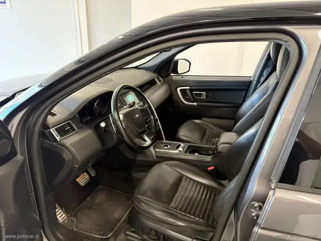 Land Rover Discovery Sport view 3