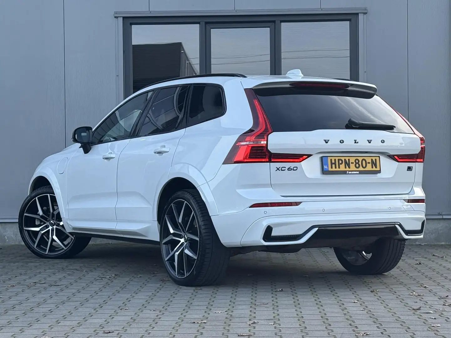 Volvo XC60 2.0 T6 Plug-in hybrid AWD R-Design 349 Pk | 22 inc Wit - 2