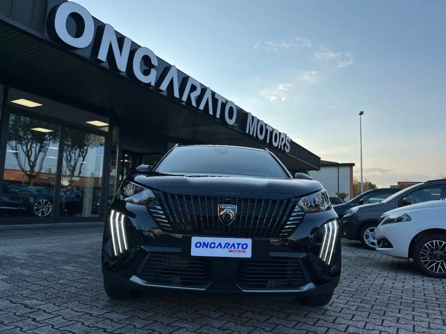 Peugeot 2008 PureTech 100 S&S Allure Černá - 2