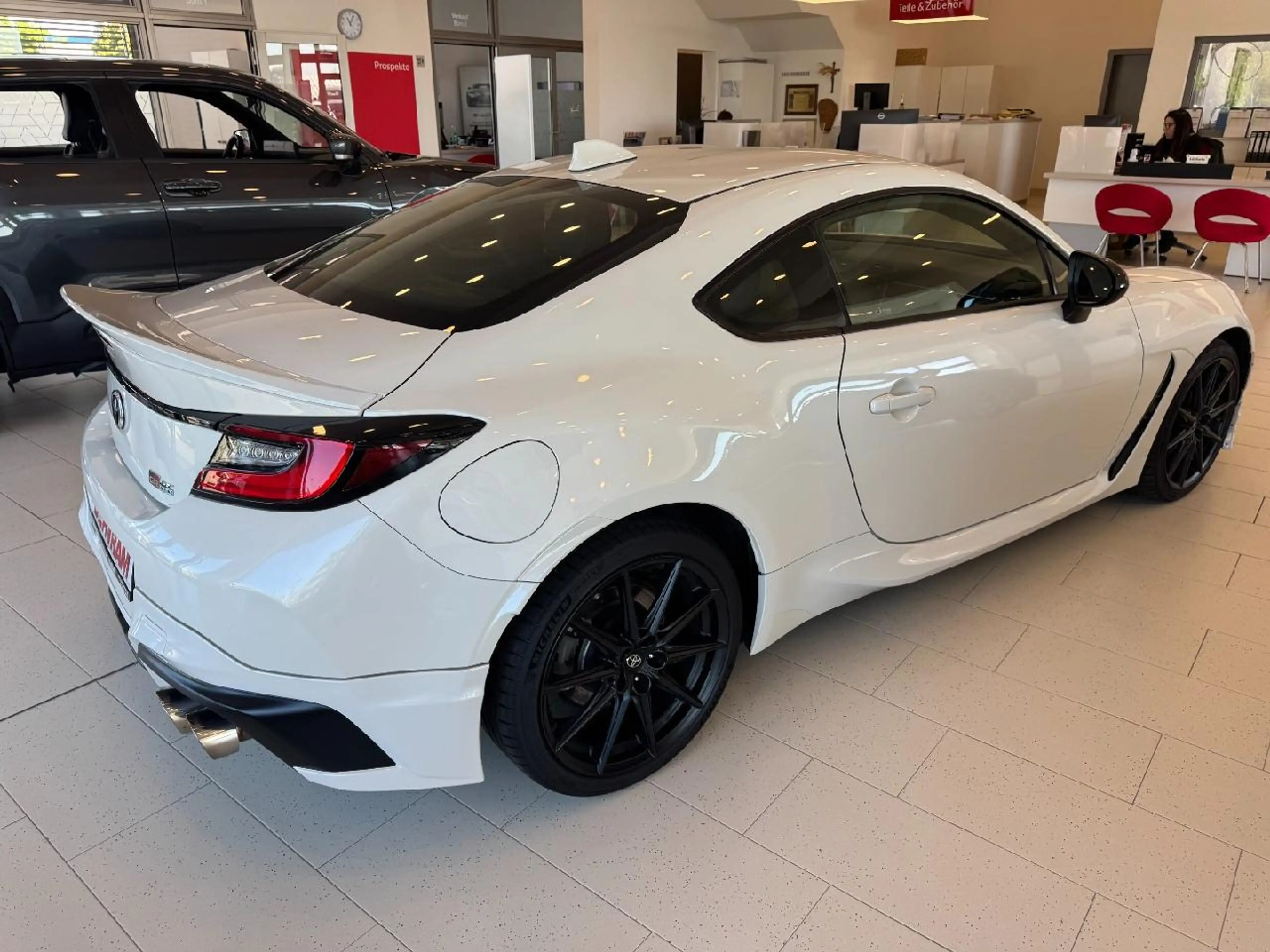 Toyota GR86 Pure +MILLTEK Doppelrohr Auspuffanlage +Heckschürze +Heckklappenspoiler-Aufsatz +Frotschürze — photo 5